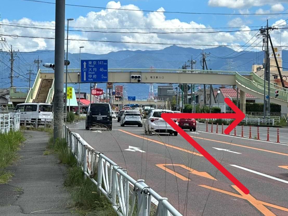 【北杜市方面よりご来店の場合】<br>国道20号線 「竜王駅入口」交差点を右折し、約200ｍ直進すると、右手に買取大吉 甲斐篠原店がございます。