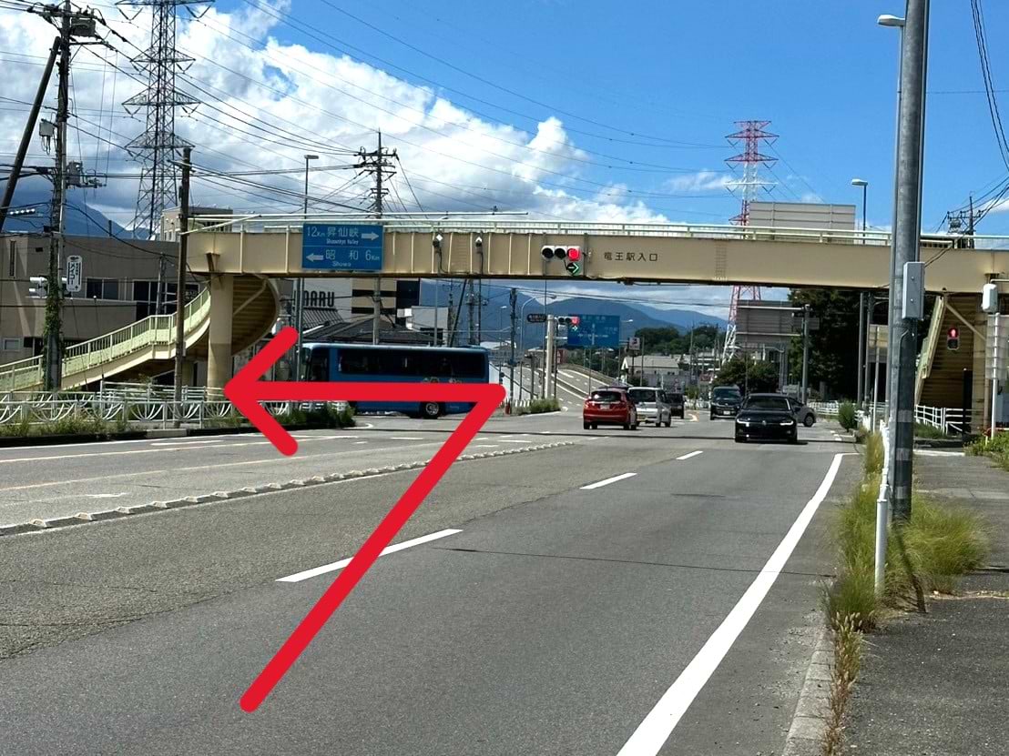 【甲府市方面よりご来店の場合】<br>国道20号線 「竜王駅入口」交差点を左折し、約200ｍ直進すると、右手に買取大吉 甲斐篠原店がございます。