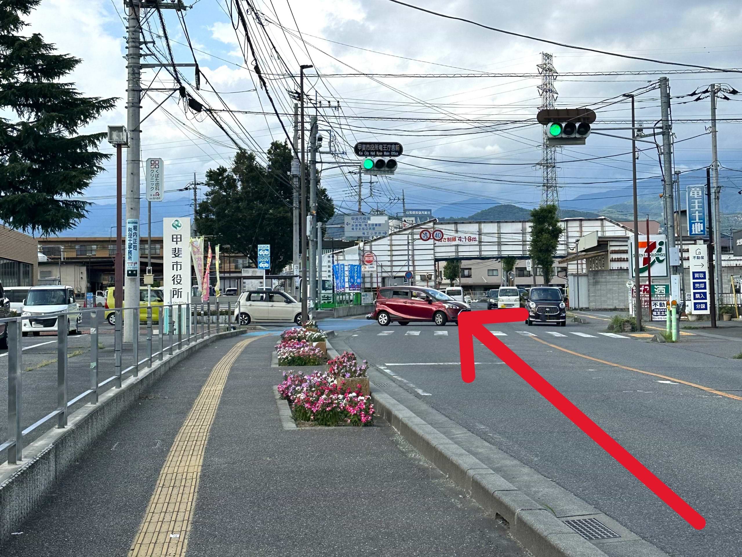 【中央市・昭和町方面よりご来店の場合】<br>甲斐中央線を北に直進し、甲斐市役所の約200m先、左手に買取大吉 甲斐篠原店がございます。