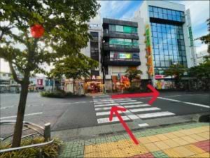 ミスタードーナツ西川口駅前店前の横断歩道を渡り右へ進みます。