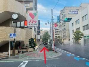 スーパー「コモディイイダ西川口店」が見えたらすぐ先です。