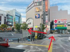 FESST GOLD ONの方に横断歩道を渡り左へ進みます。