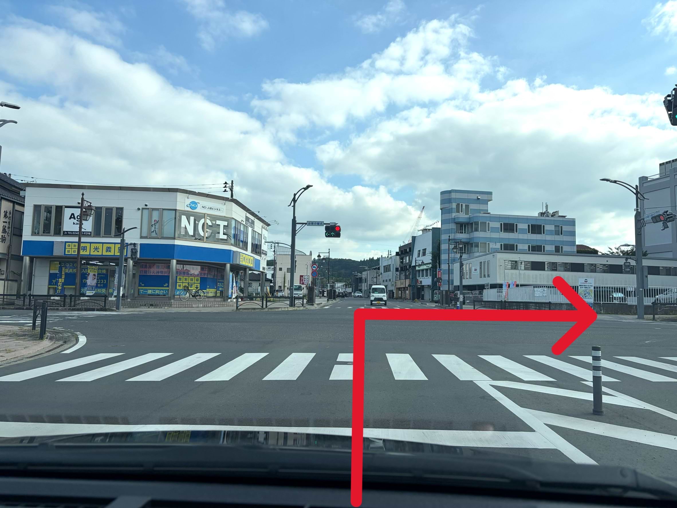 駅を背にして、正面の交差点を右折します