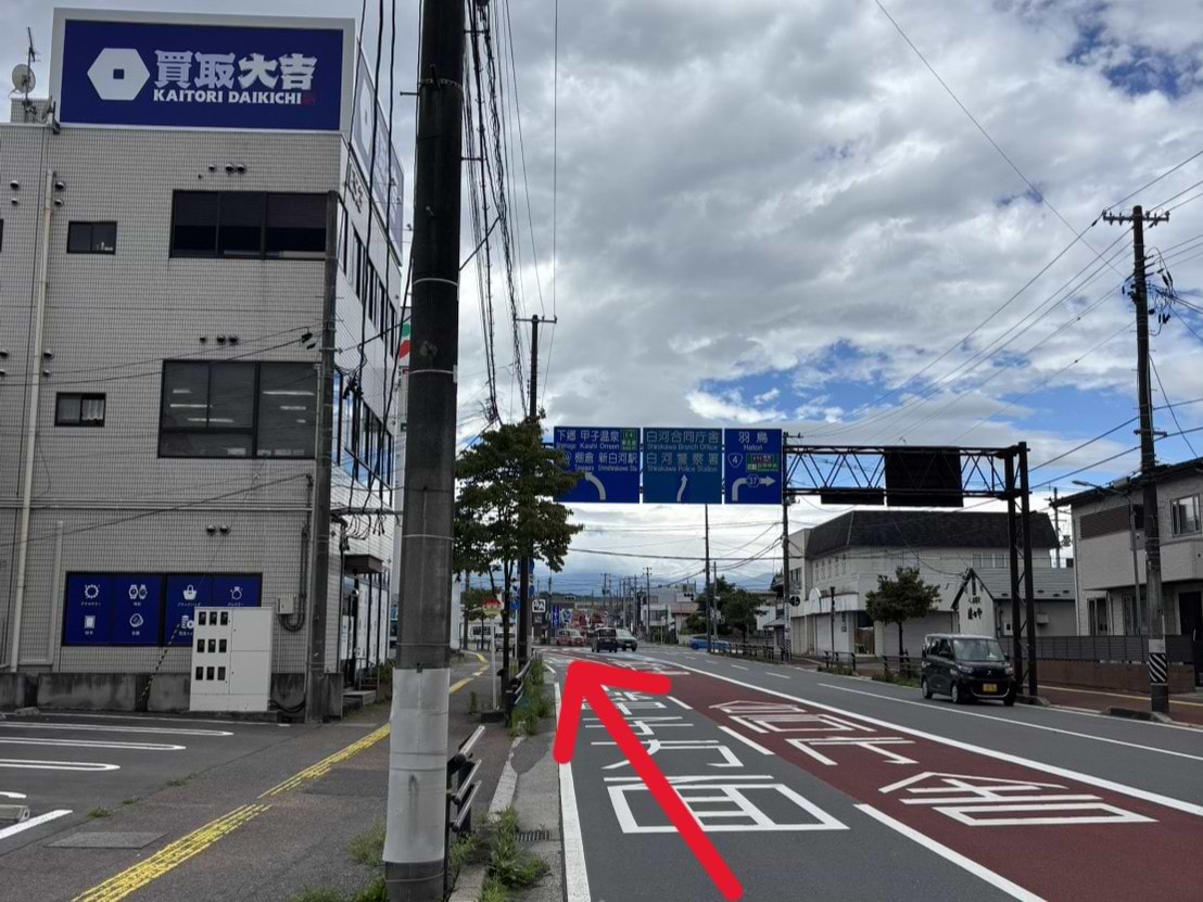 1kmほど直進しますと、左手に当店がございます