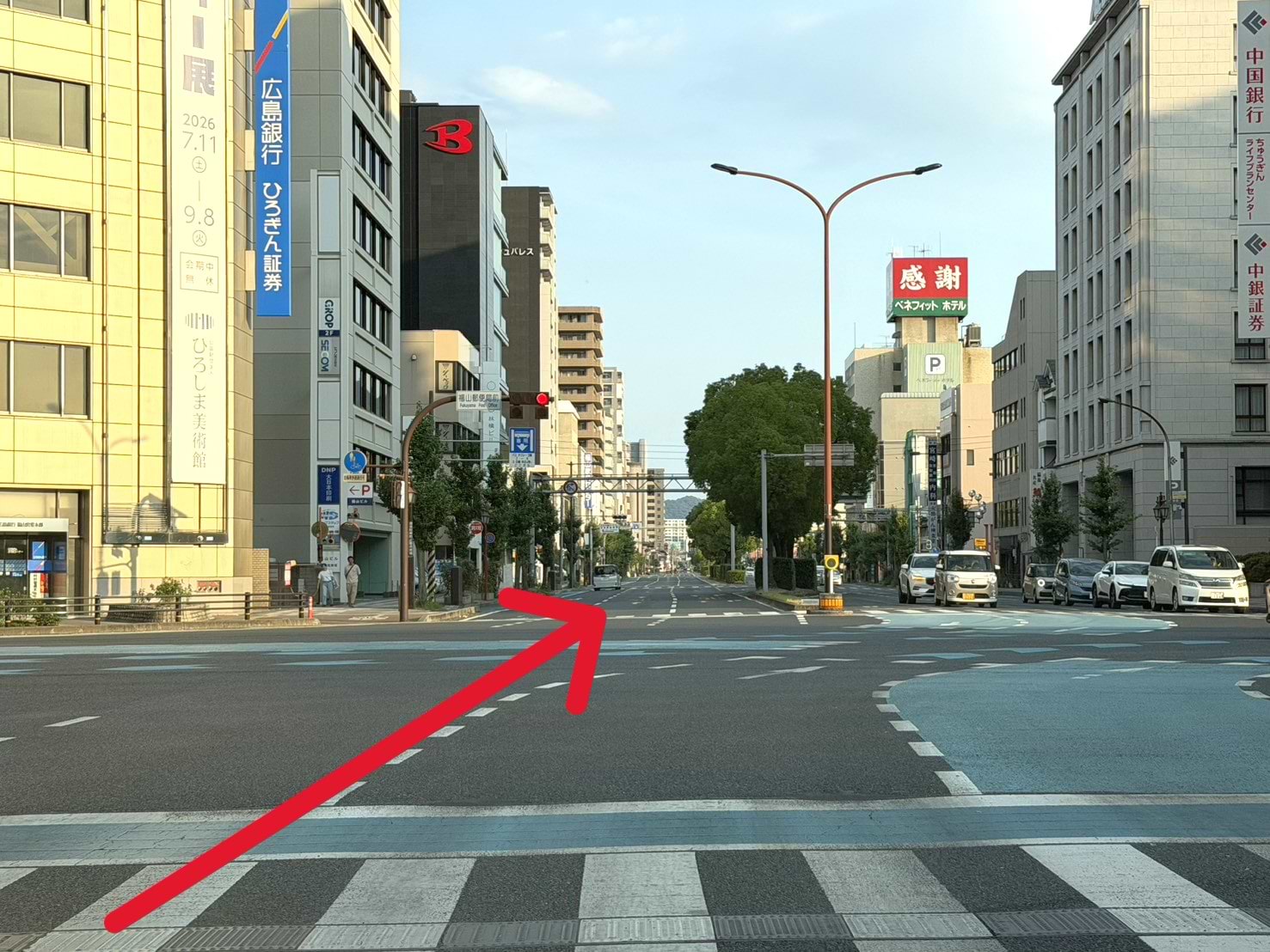 山陽本線 福山駅を背にして、駅前大通りへ進み、1kmほど直進します