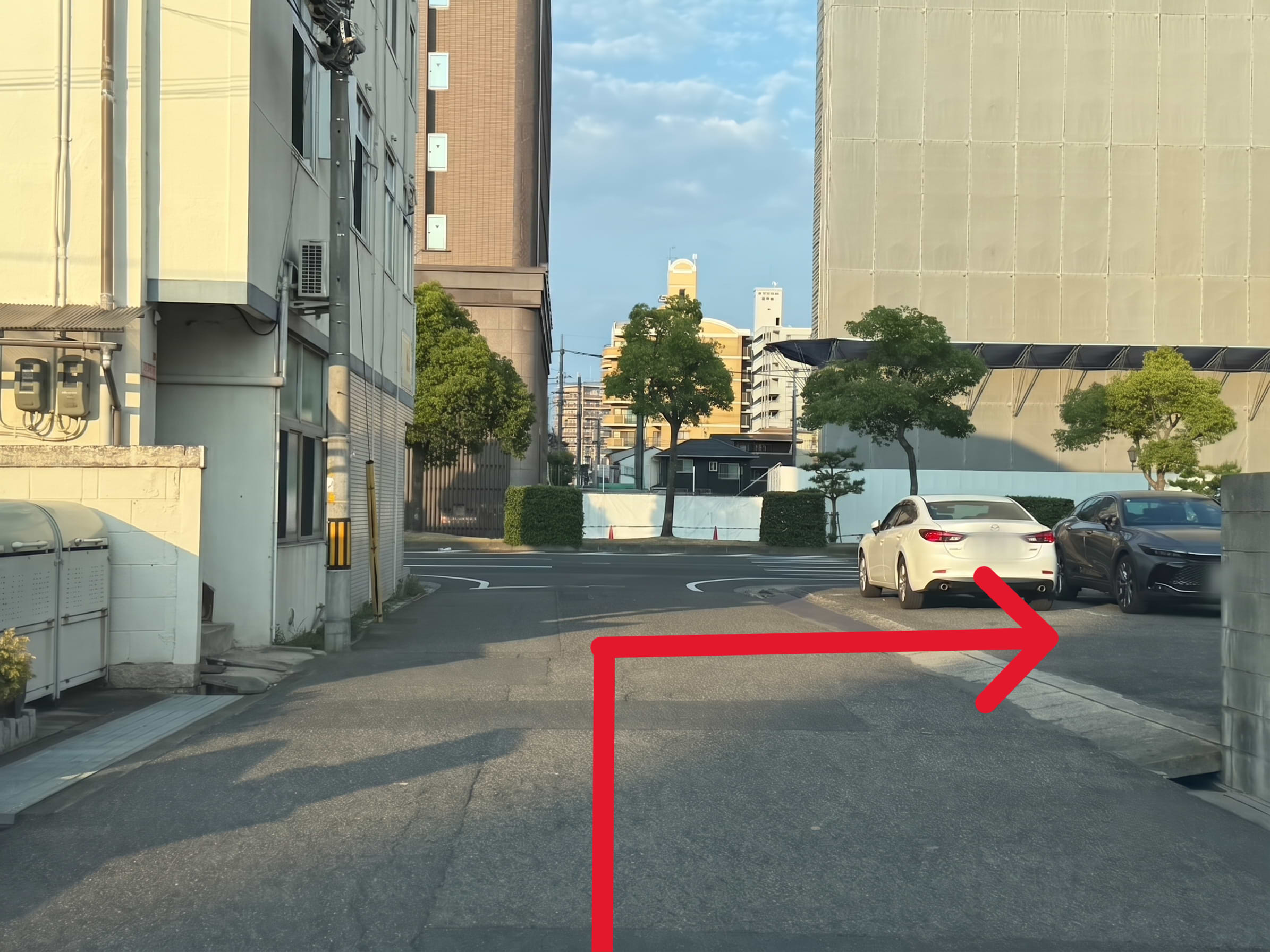 飲食店【蕎麦 雅】を右手に、交差点を左折し直進すると、右手に買取大吉ののぼりがある駐車場がございます