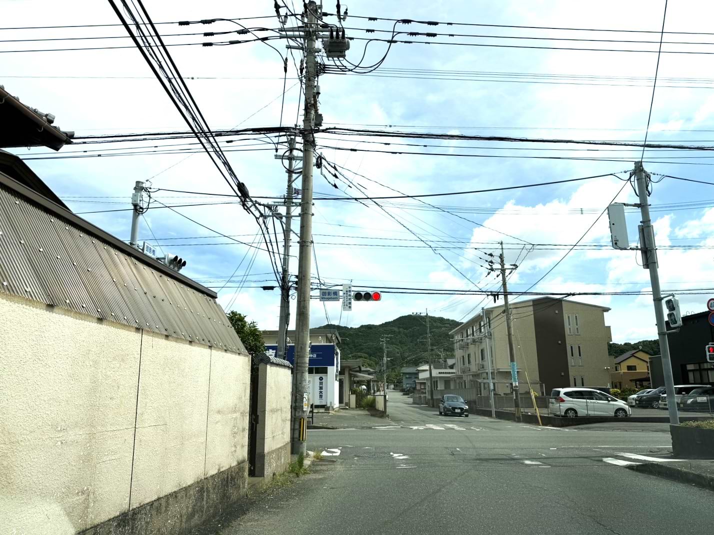 御影橋交差点、左手に当店がございます