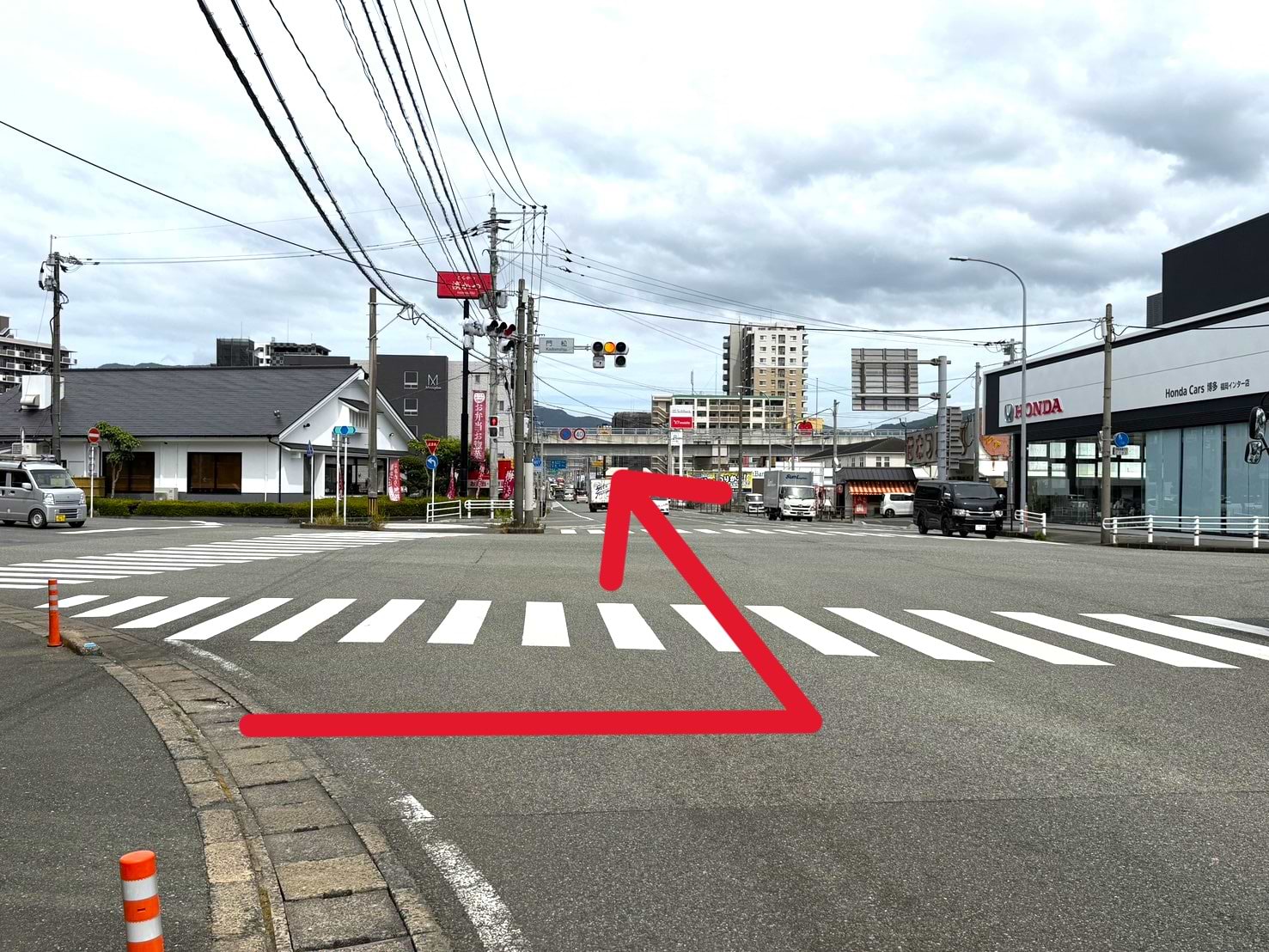 門松交差点を左折します