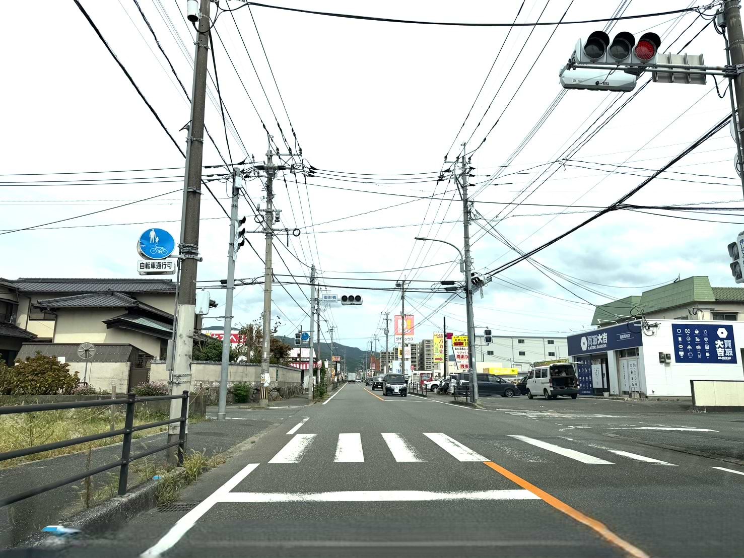 御影橋交差点、右手に当店がございます