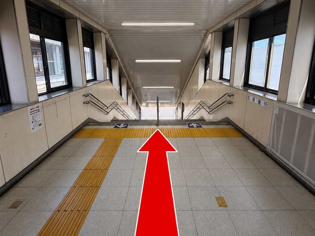 そのまま進むと、右手に下へ降りる階段がございますので、そちらをお降りください。