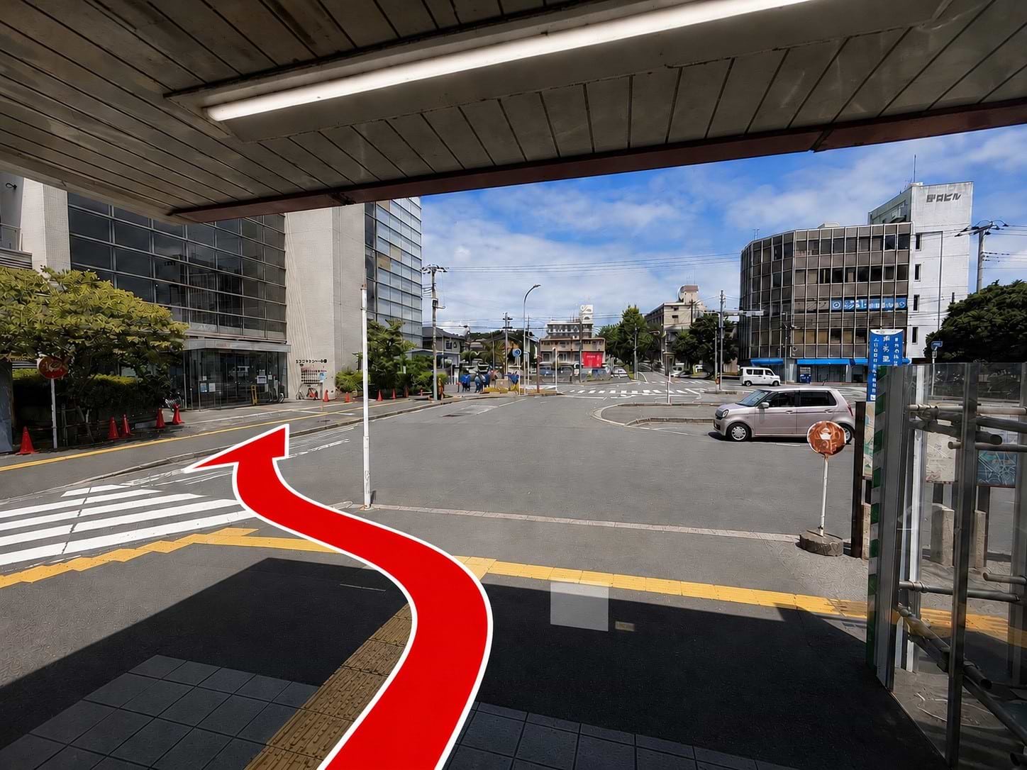 階段を下りますと、北口ロータリーに出ます。ロータリーを左回りに進みます。
