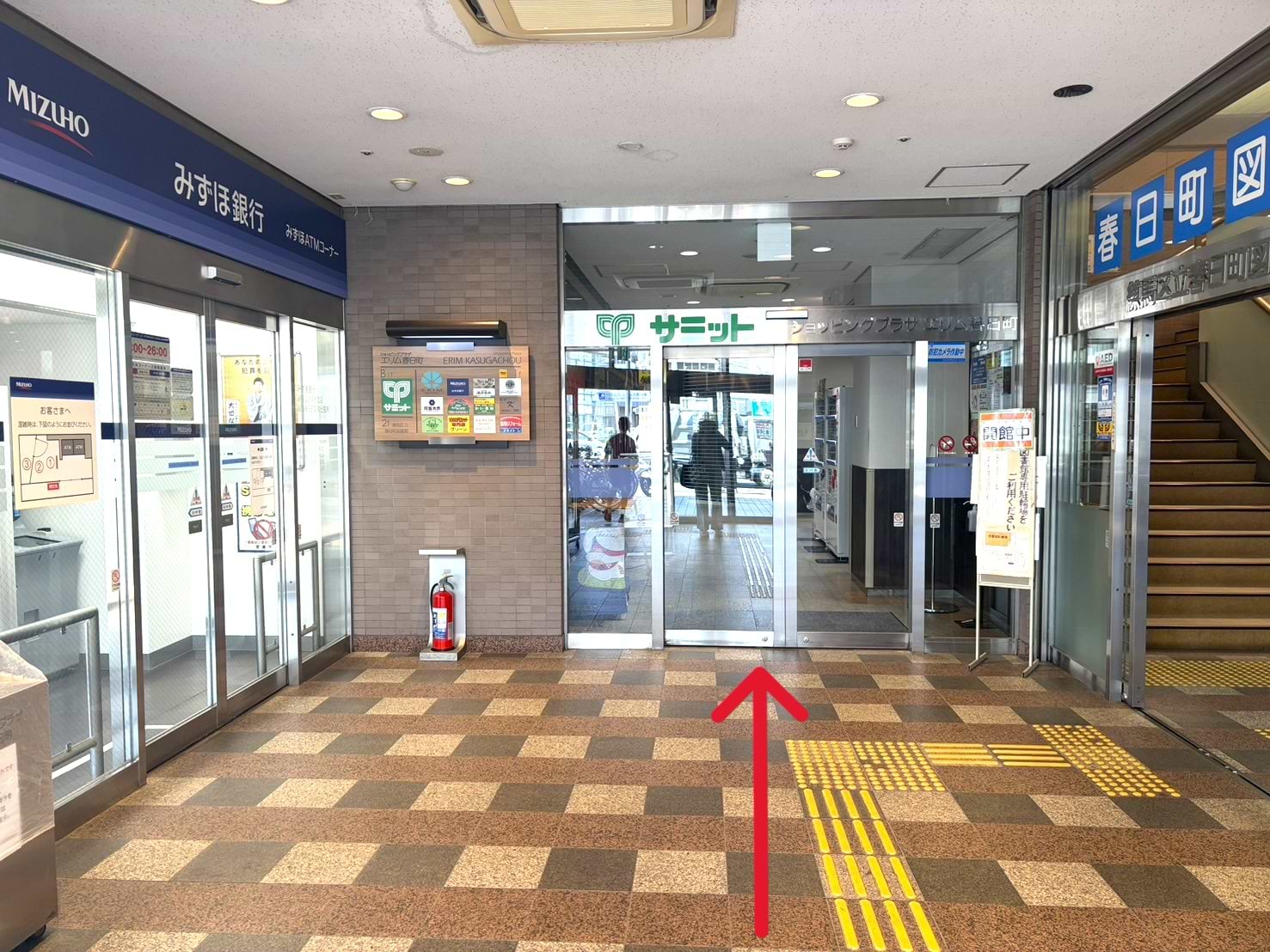 入口すぐの「みずほ銀行ATM」が目印です。店内に入ると、クリーニングたんぽぽ ピュアエリム店の隣に当店がございます