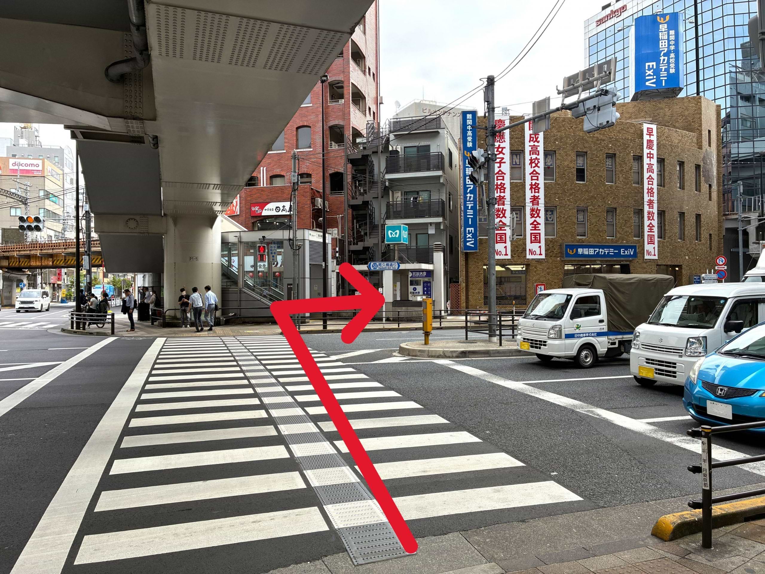 西日暮里5丁目交差点の横断歩道を渡った先、すぐ右手に当店がございます