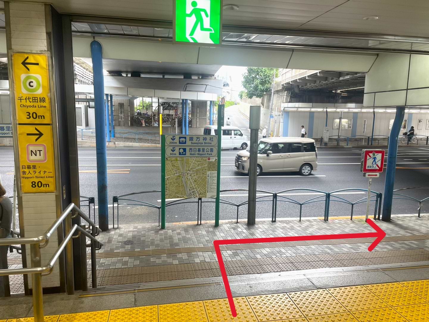 JR出口1を出て、右手に進みます