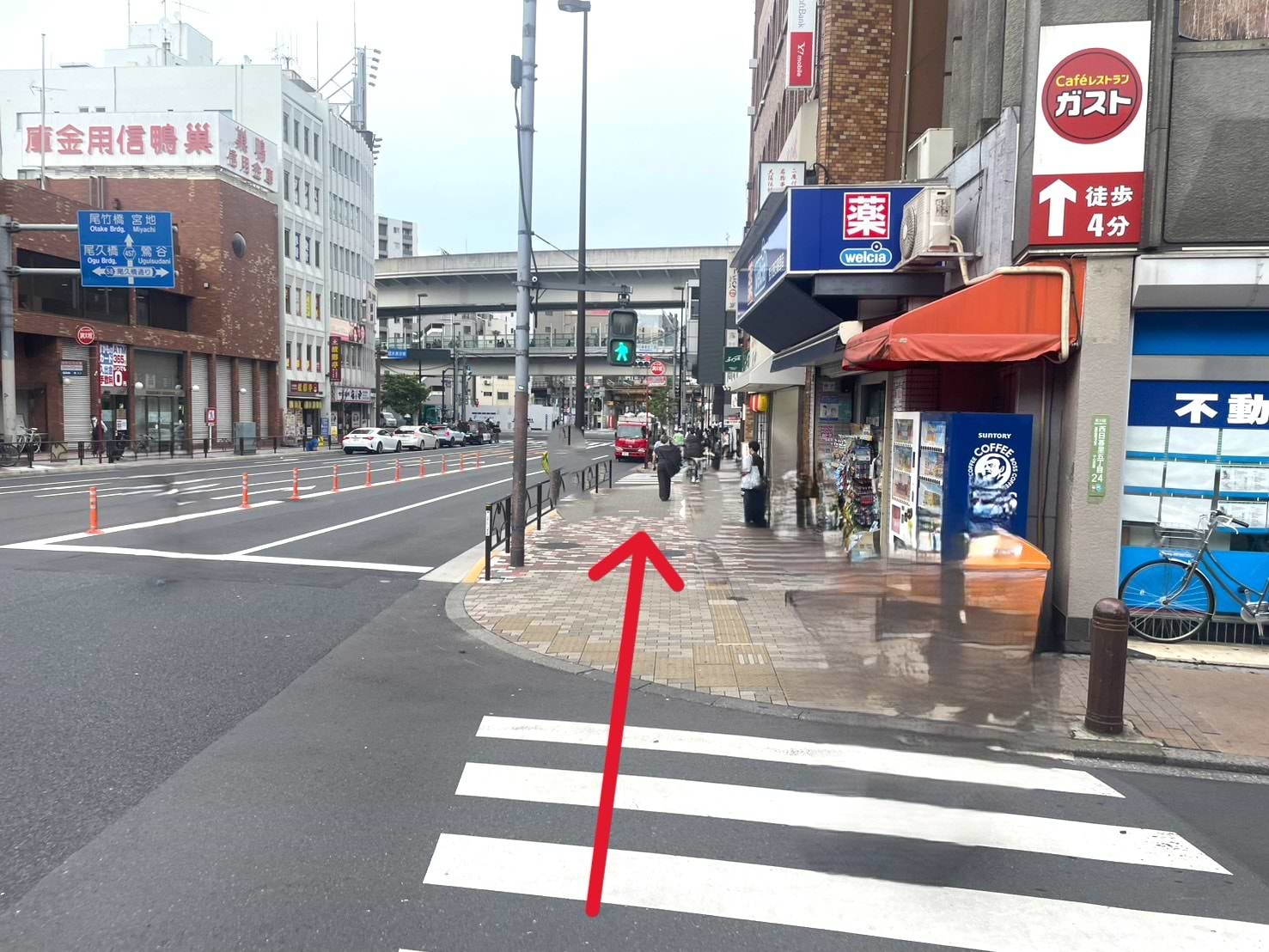 ウェルシア 荒川西日暮里店さんを右手に通過します