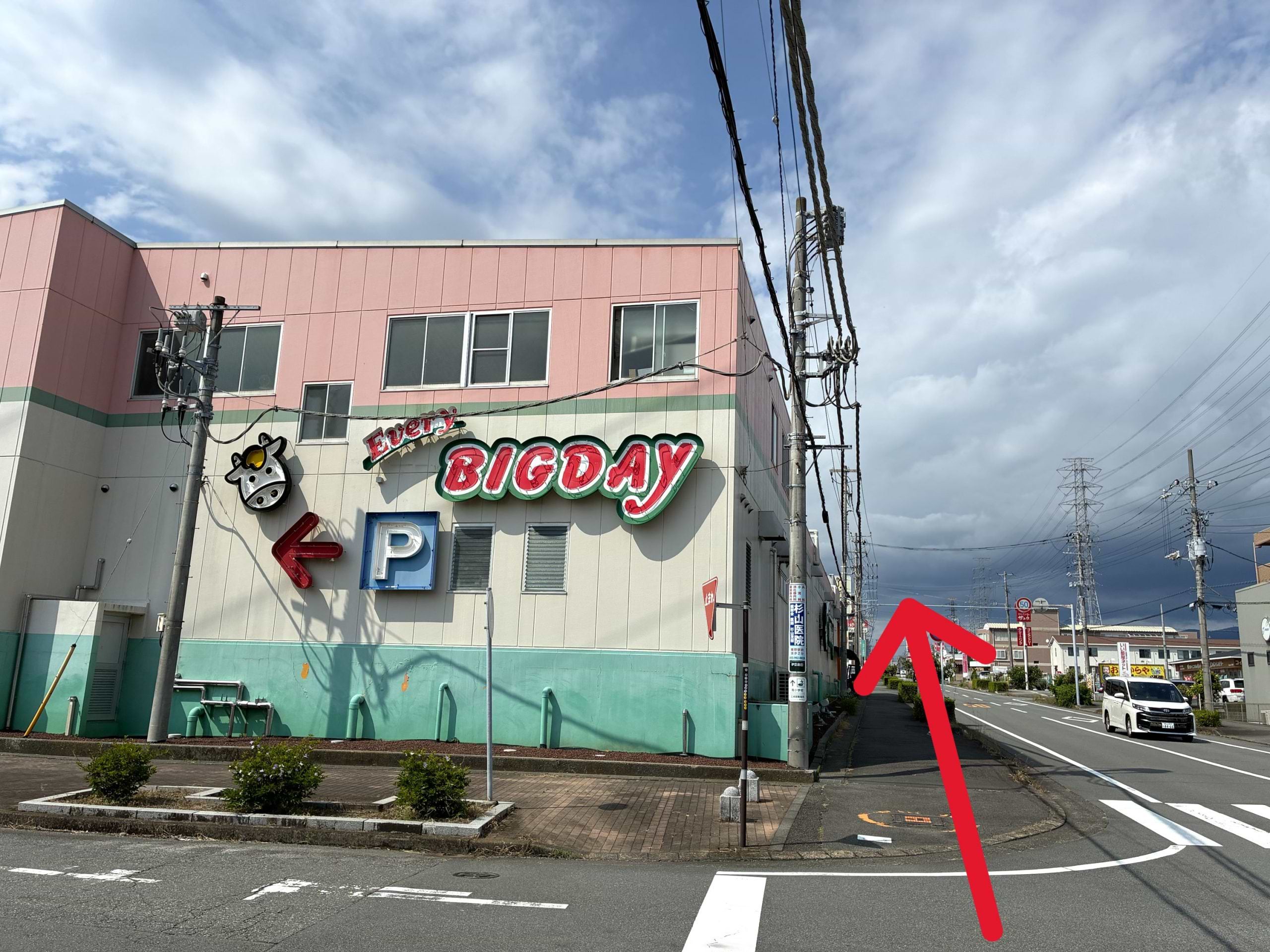 エブリィビッグデー裾野店を左手に見ながら、450ｍほど道なりに直進します