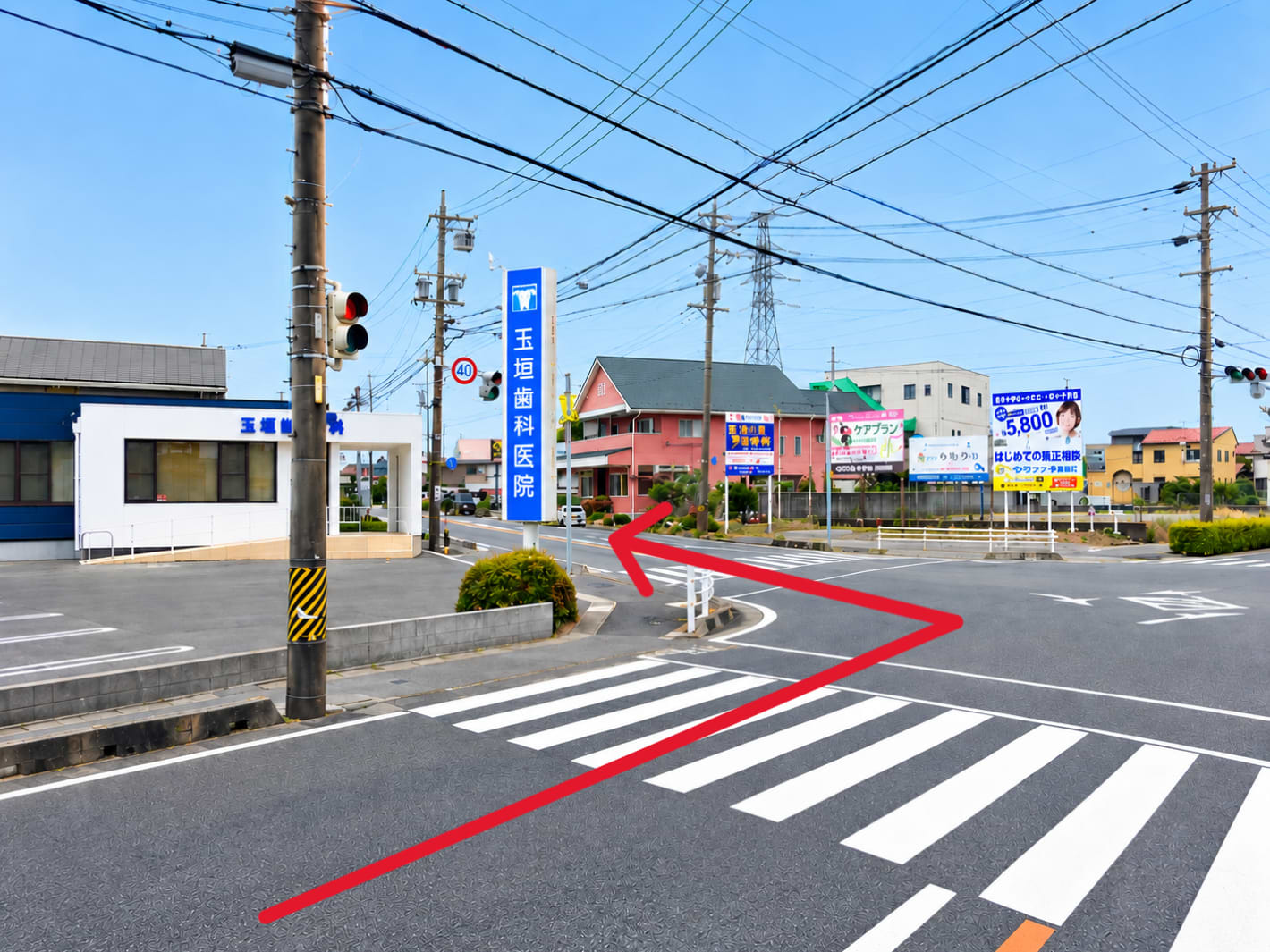 暁1交差点を左折し、100ｍほど直進すると左手に当店がございます
