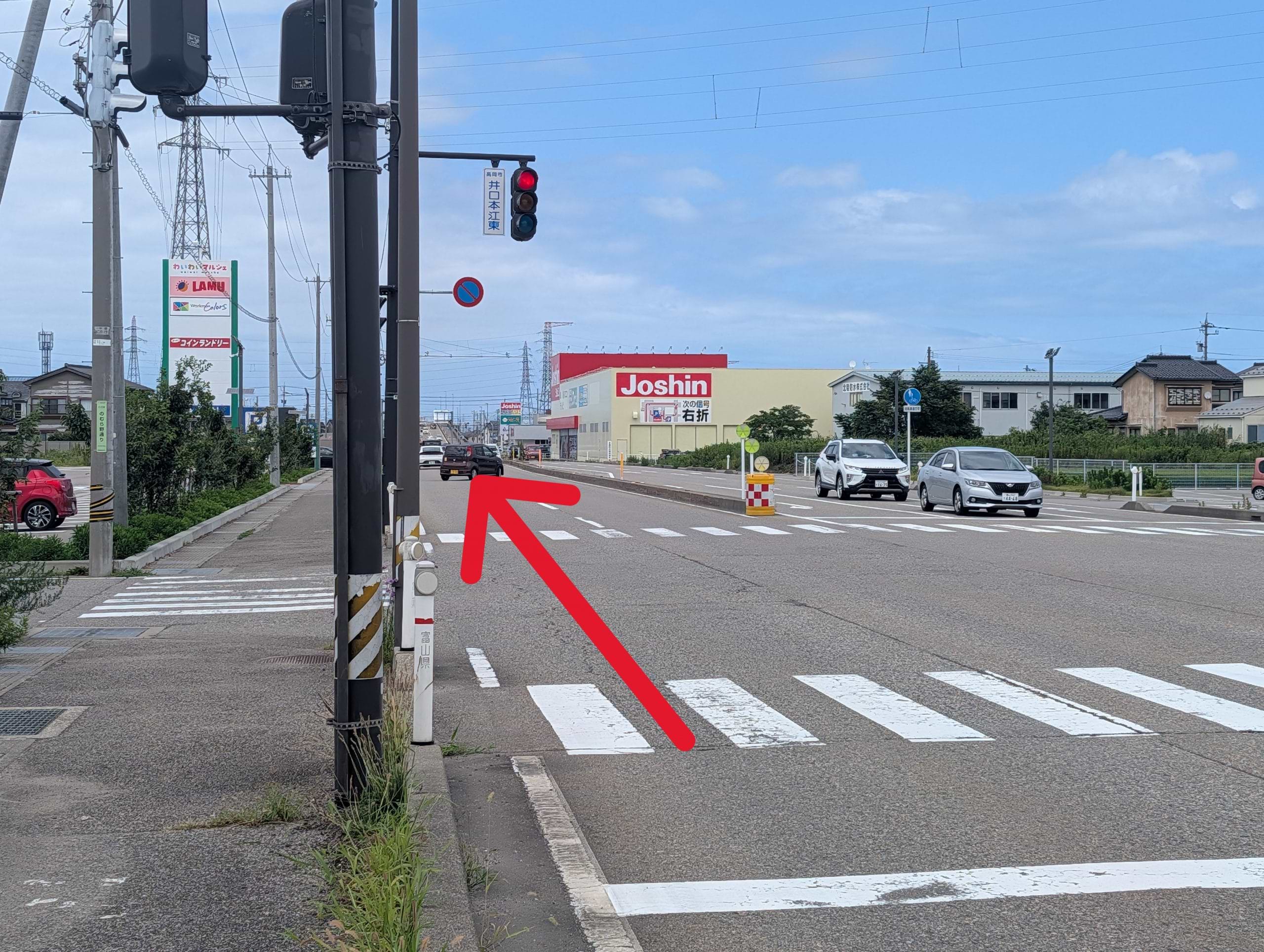 ラ・ムー 高岡東店を左手に、2.9kmほど直進します