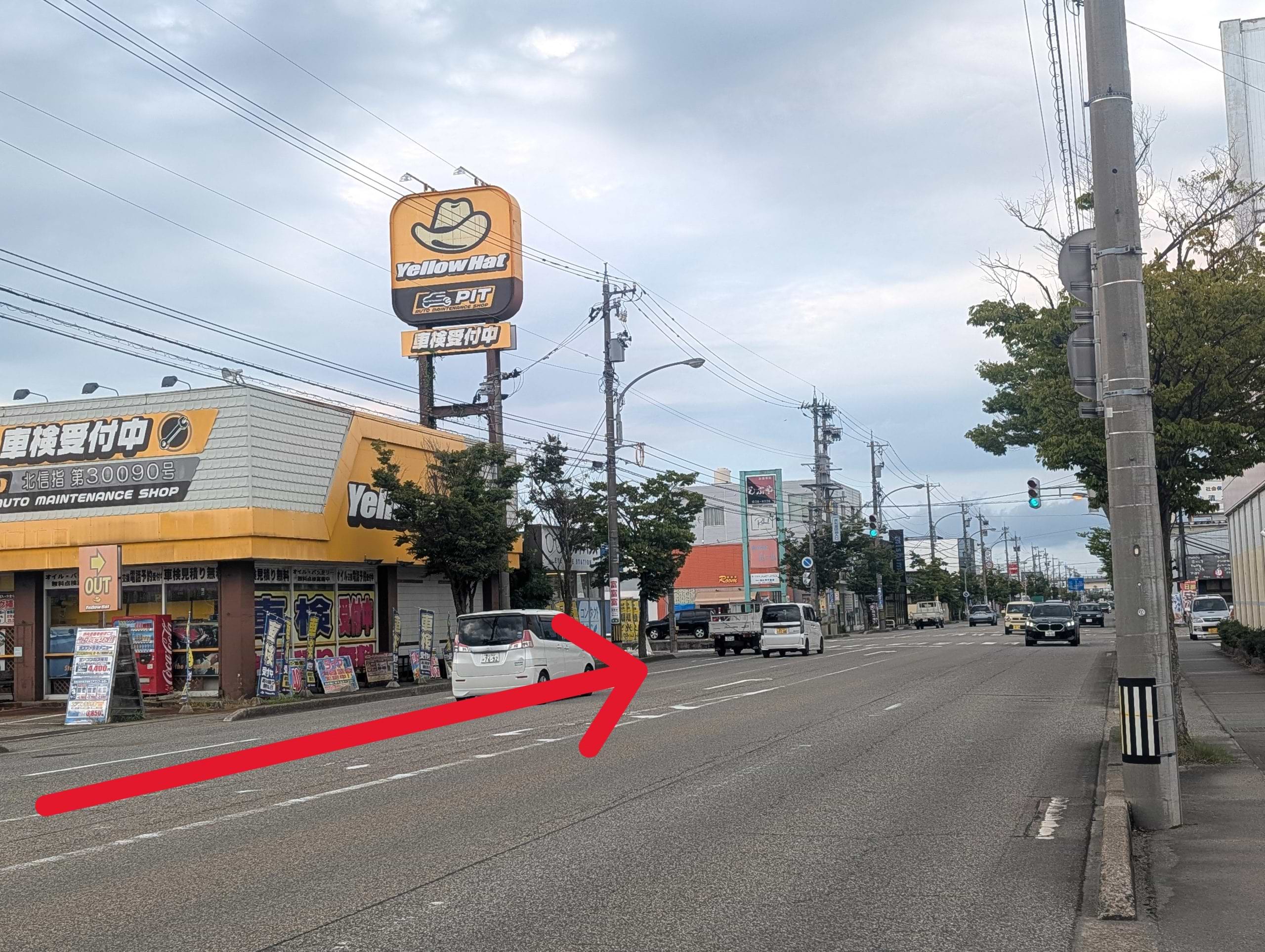 イエローハット高岡店前を通過します