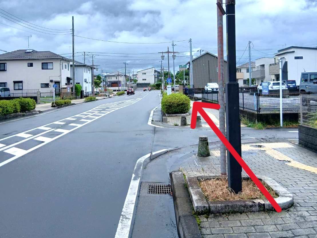 突き当りの鴻巣駅入口（西口）交差点まで直進します
