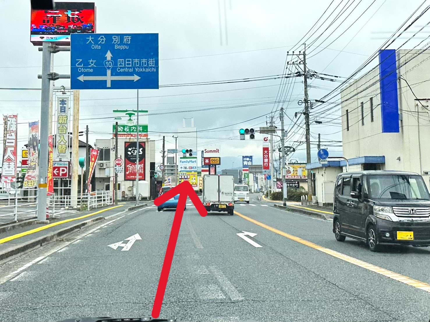 トキハインダストリー大分 宇佐四日市店を右手に、国道10号線 宇佐市四日市交差点を大分方面に直進します