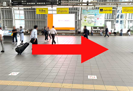 改札を出て東口方面へ進みます。