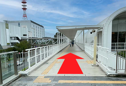 突き当りまで来たら右へ進みます。