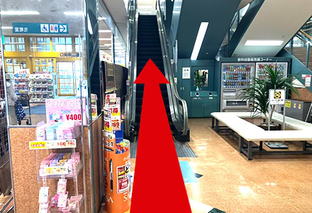 正面中央入り口から見て右側にあるエスカレーターで2階に上がっていただきます。