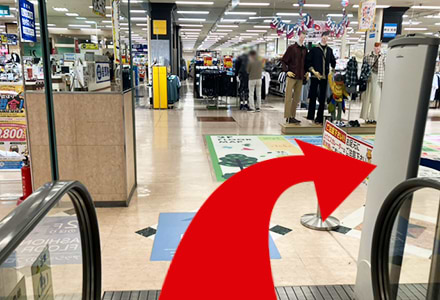 エスカレーターを降りて右に曲がっていただくとジュエリー店がございます。