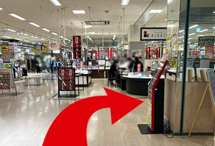 ジュエリー店を右に曲がって突き当りまでお進みください。
