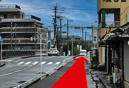 県道573号を北西方向へ直進します。