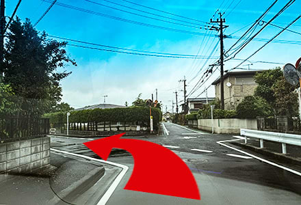 斜め左方向に曲がり国道202号に向かってください。