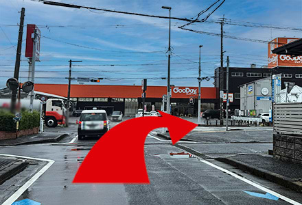 正面にグッデイが見えたら右折して国道202号に入ります。