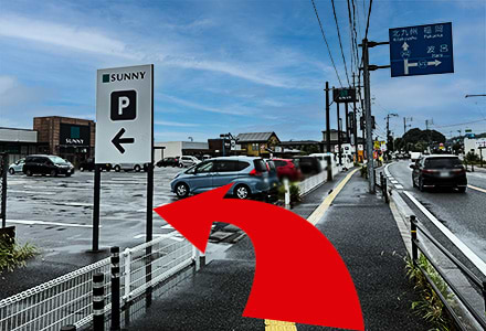 90メートルほど直進すると左手にサニー加布里の看板が見えます。