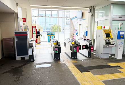 久米川駅北口改札を出て駅前ロータリーを左に曲がります。