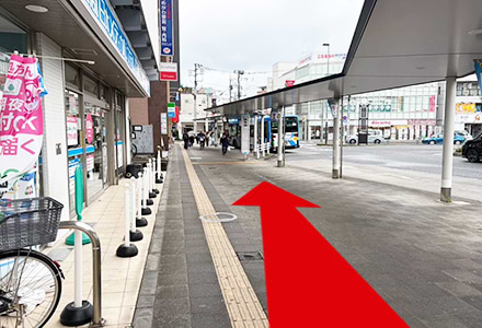 左に曲がるとバス停が見えますのでまっすぐ進んでください。