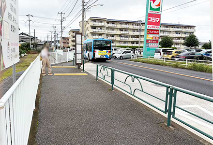 「恩多町5丁目」バス停で下車します。