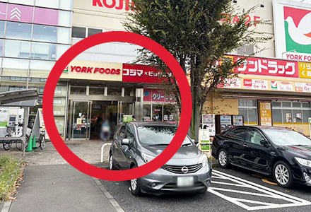 正面入口からお入りください。