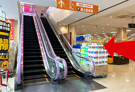 エスカレーターを通り過ぎます。