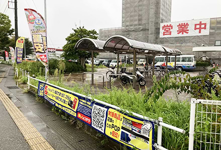 正面入口が右手に見えます(歩行者専用入り口あり)。お車の場合はそのまま直進します。