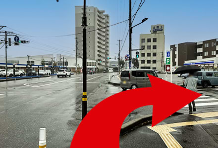「西泉四丁目」交差点、ローソンの手前で右折します。
