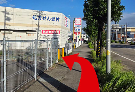 直進後、左手の黄色のポール側に左折します。