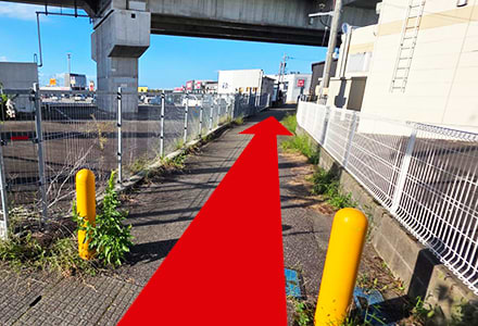 左折後、直進すると正面にユニクロが見えます。