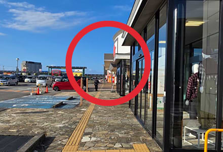 アルビス大島店の入口から館内にお入りください。