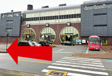 真岡駅東口改札を出て、南に進みます。