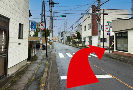 ときわ通りを直進し、1つ目の信号を右折します。