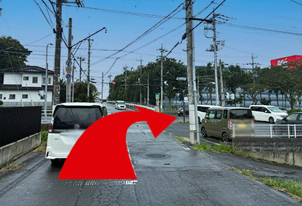 台町通りを直進し、1つ目の信号を右折しネムノキ通りに入ります