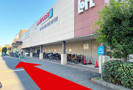 「志村坂下」バス停を下車し、左に進みます。