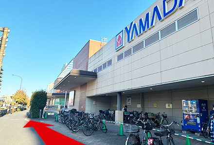 ヤマダデンキさんの看板を通り過ぎて直進します。