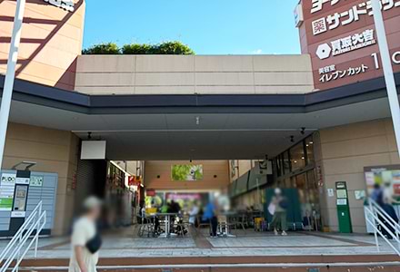 看板下から中通りへ進みます。